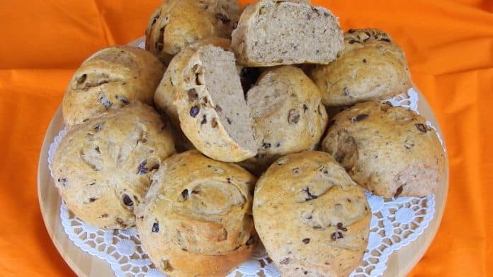 Whole-Wheat-Olive-Buns-with-Herbs
