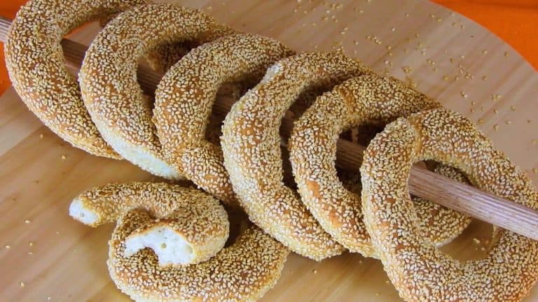 crusty-sesame-bread-rings-with-cheese-and-oregano-koulouri-thessalonikis